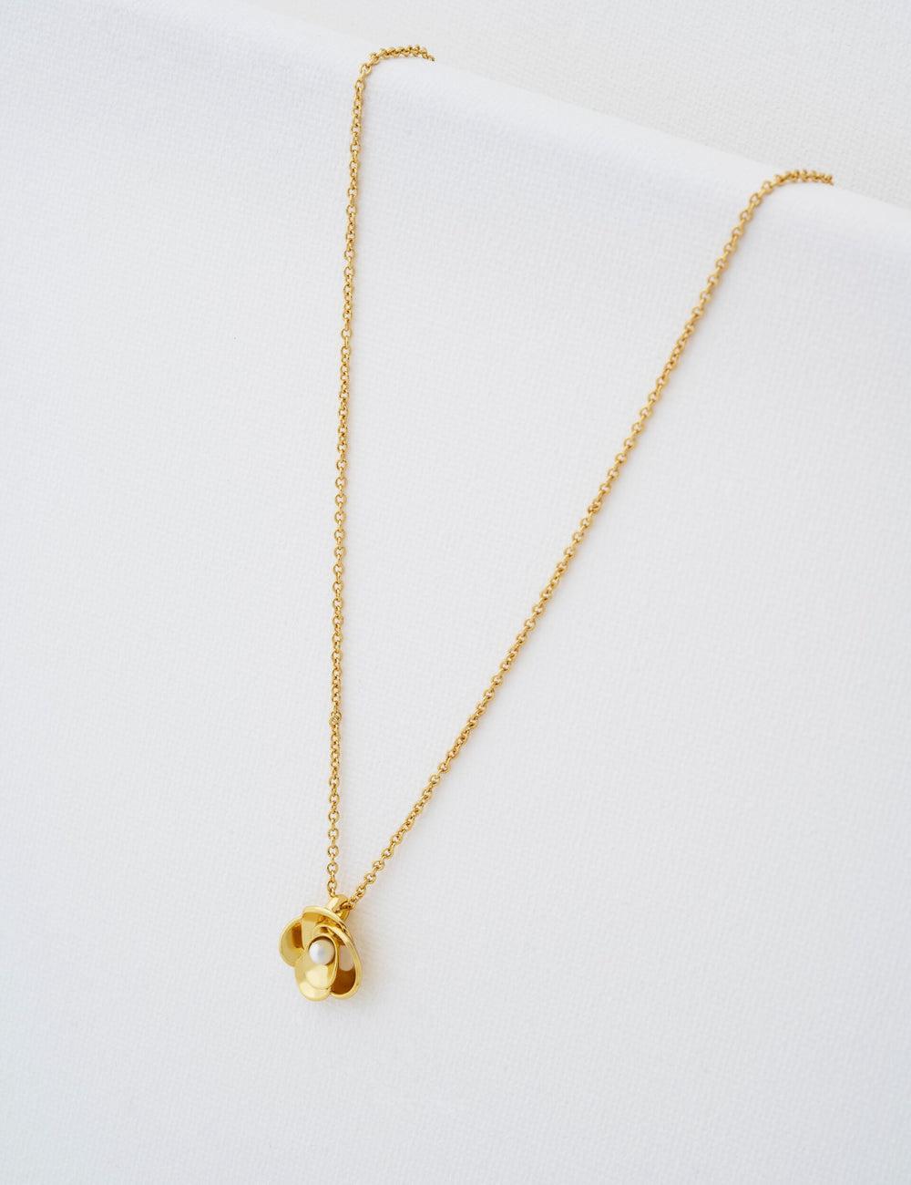Ted Baker FLORA - Pearl Detail Flower Pendant Kettingen Dames Goud | BFRQ-32961